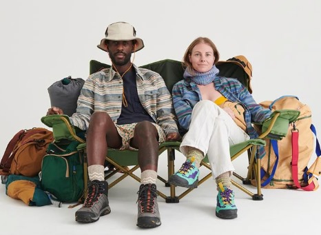 Función principal: Absorber y expulsar el sudor de la piel para mantener el cuerpo seco. Material ideal: Tejidos de secado rápido, evitando fibras naturales como lana o seda ya que secan muy lento. Ajuste: Prendas holgadas para evitar picazón y problemas de circulación. Protección adicional: En climas cálidos, usar camisetas con protección solar si quedan expuestas al sol.